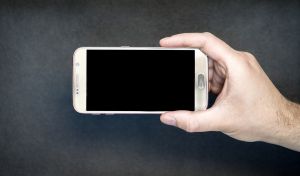 Kitiltják a mobiltelefonokat a francia iskolákból - követendő példa?