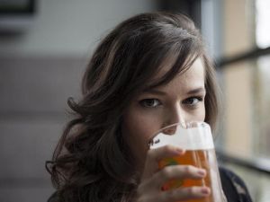 A nő és a sör összeférnek?