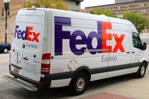 Több ezres elbocsátásra készül a FedEx Európában