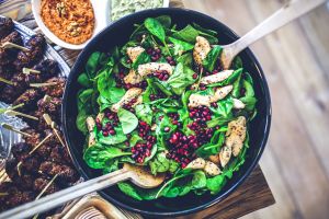 Szorongásoldó, egészséges, energizál: juhtúrós csirkemell szezámolajos salátával